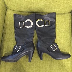 Leather buckle detail